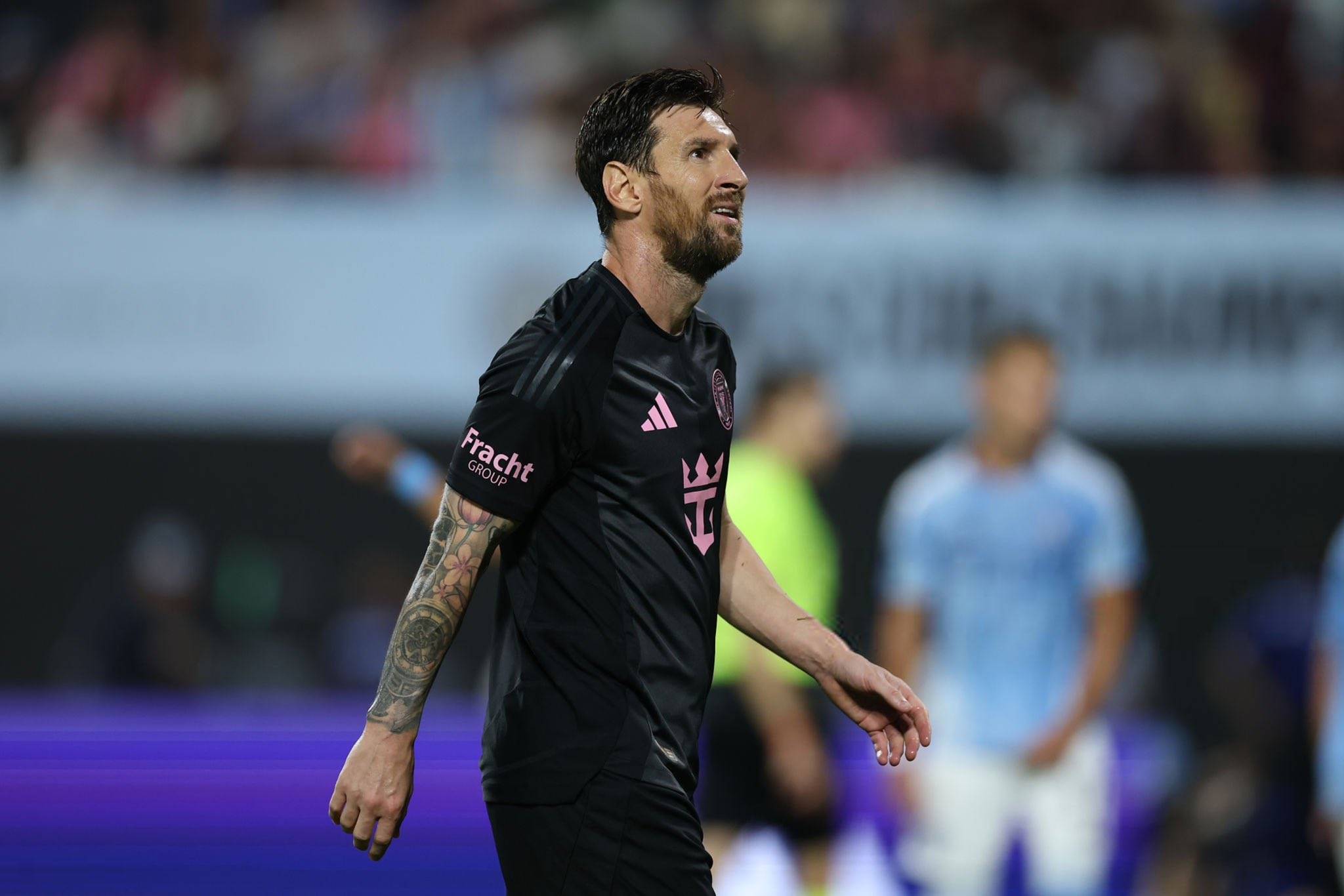 爱游戏体育-包含梅西回归赛场，战术调整首场状态亮眼，西班牙队观众沸腾！的词条